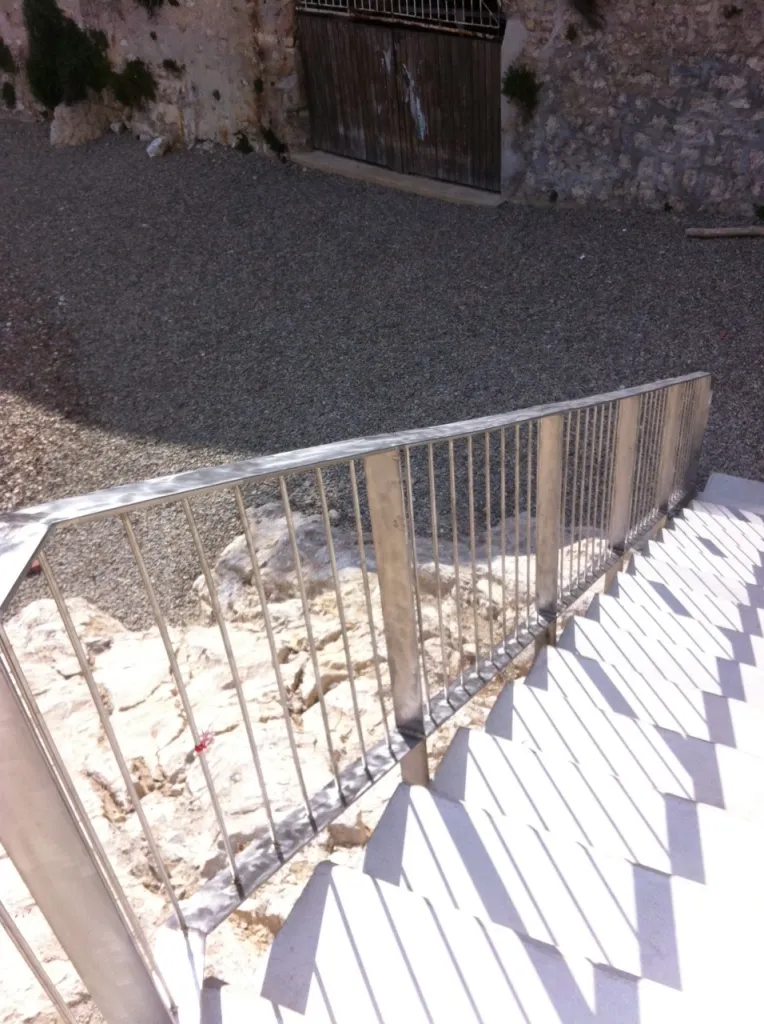 REALISATION ET POSE BARRIERE DE SECURITE SUR MESURE  ESCALIER INOX 316L MARSEILLE REGION PROVENCE ALPES COTE D'AZUR
