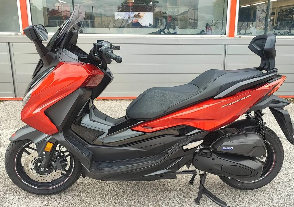 HONDA FORZA 125 DU 01/2024 AVEC 8400 KM.