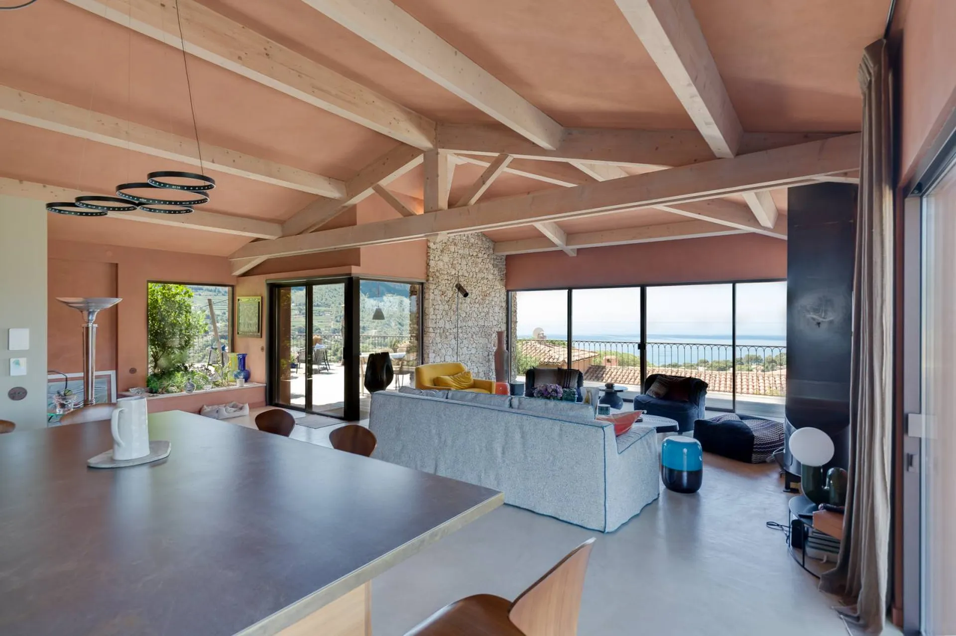 Maison moderne Cassis  nichée à l'abri des regards bénéficiant d'un panorama exceptionnel sur la baie