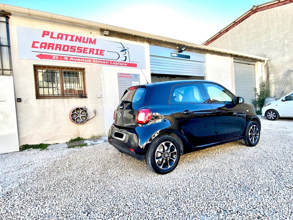 Réparation carrosserie avec franchise offerte à Cassis, Smart For Four chez Platinum Carrosserie Carnoux 