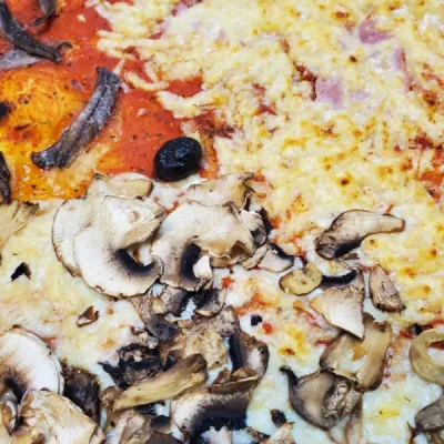 Pizza 4 saisons cuite au feu de bois dans notre pizzeria ouverte le soir en livraison ou à emporter à Salon de provence