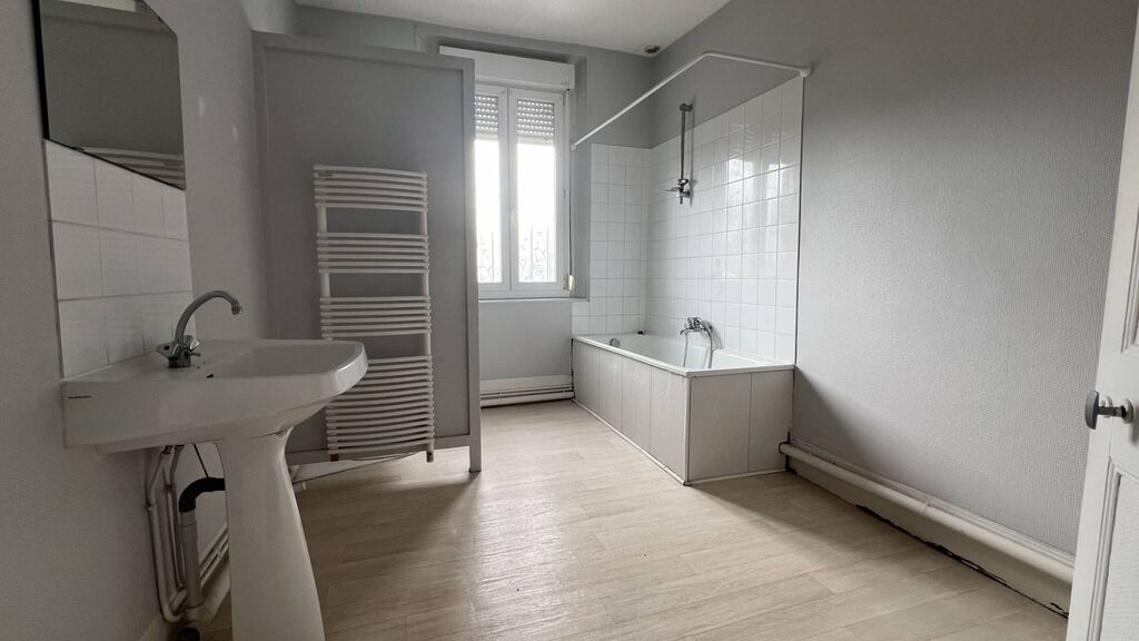 Une grande salle de bains avec Wc