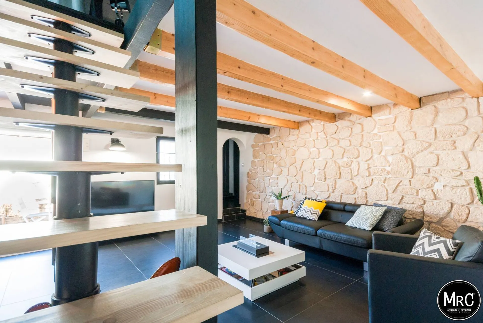 Rénovation d'un salon, cuisine et entrée dans un duplex par un architecte d'intérieur à Marseille 13015