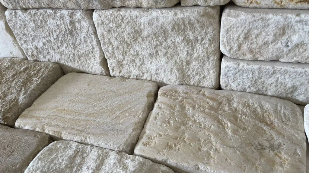 Pavé Antiquaire pour terrasse, allée ou plage de piscine, terrasse, bassin en extérieur et en pierre naturelle.