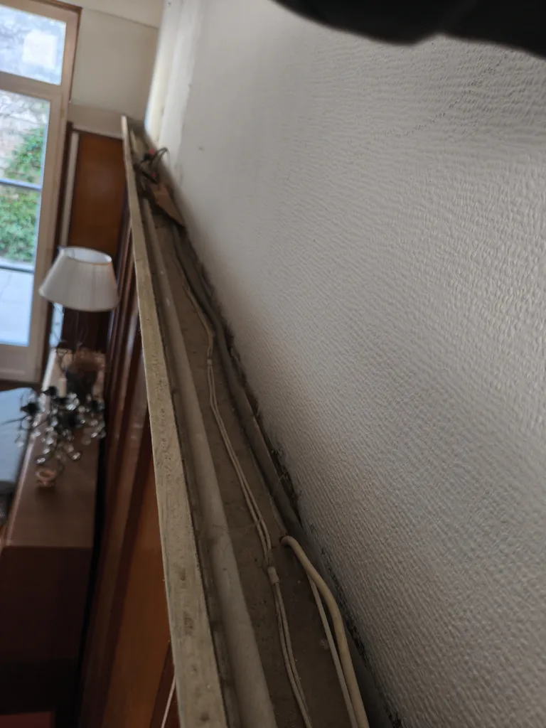 Divers travaux électriques avec remplacement de réglettes LED, modification de commande d'éclairage et ajout de prises de courant dans une maison à Bouin 85230 en Vendée