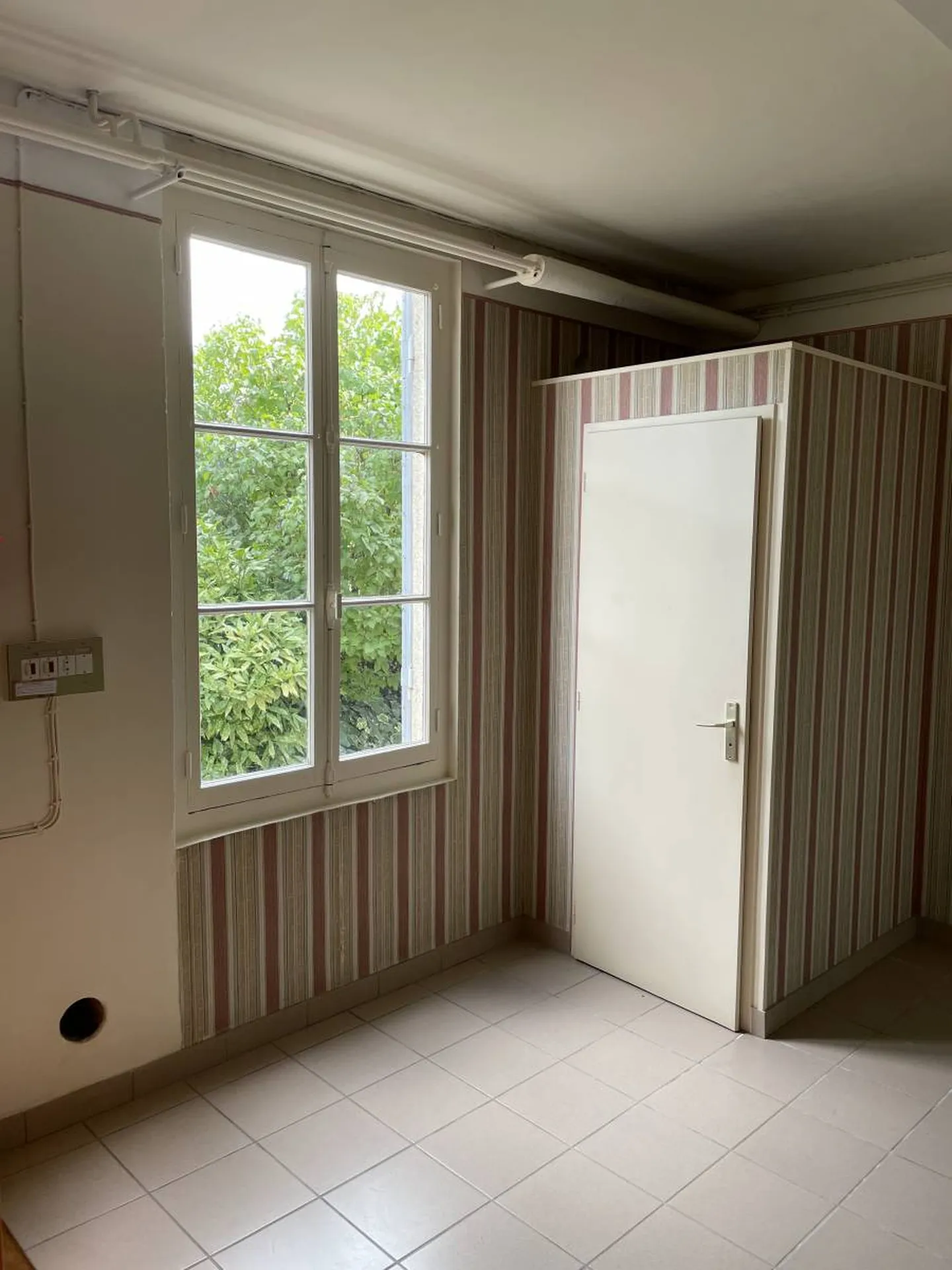 Avant  transformation d'une fenêtre en baie vitrée à Trévoux (01)