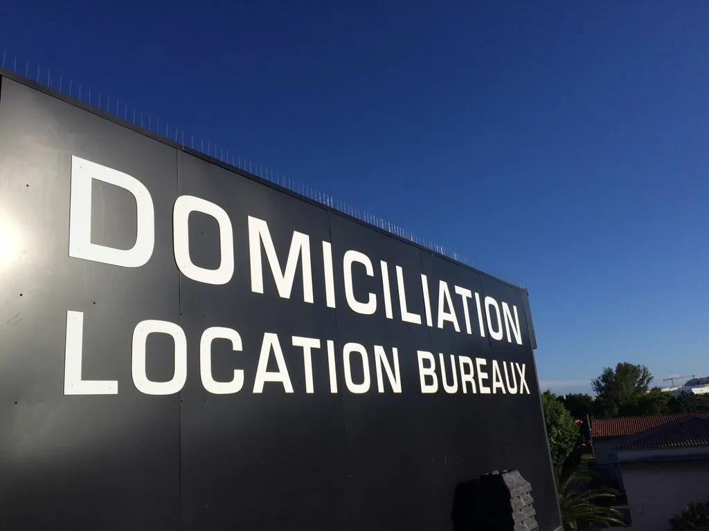 Location de bureau équipé à Saint-Victoret avec parking gratuit / domiciliation dès 40 €/mois HT