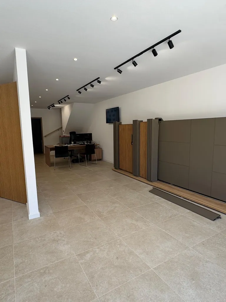 Le showroom SIPP à Ajaccio a été entièrement rénové : venez découvrir nos portes, portails et systèmes de sécurité dans un espace d'exposition repensé pour mieux vous conseiller