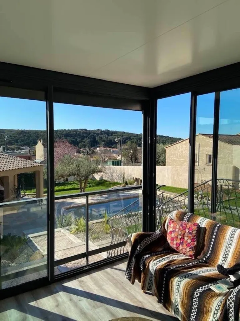 Mise en place d’une véranda design ral 7016G avec volets solaires sur Martigues