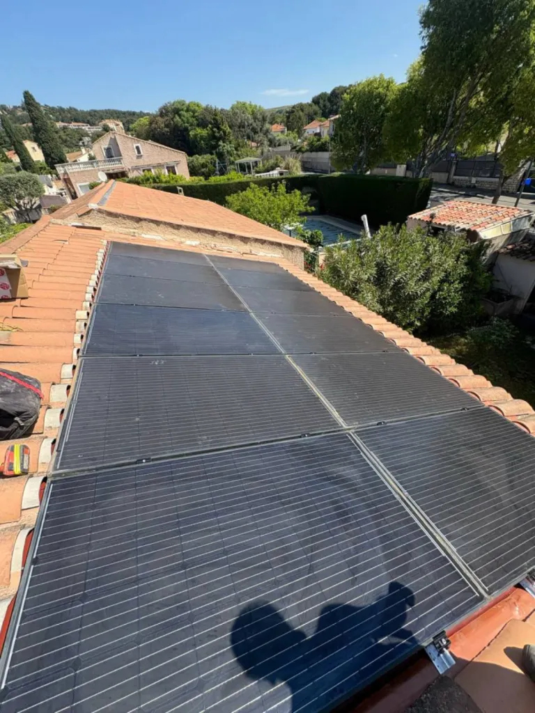 Dépose des panneaux solaires existant et rempalcmeent des bacs plastiques par de bac acier pour une meilleur étanchéité 