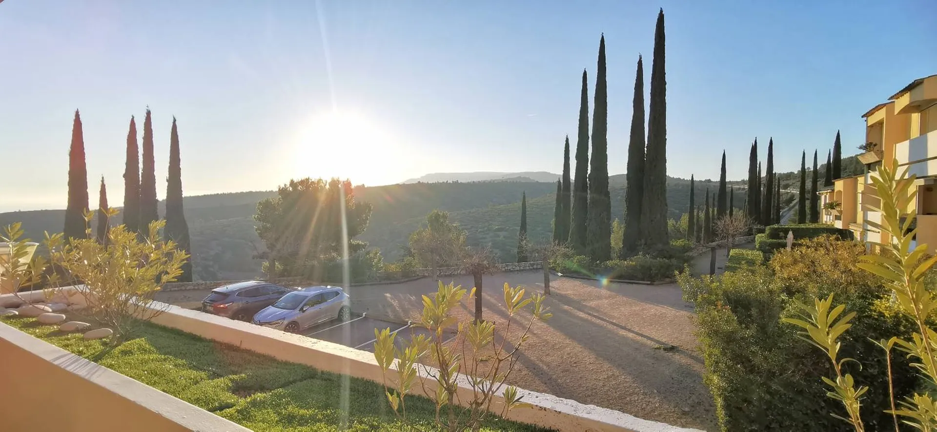 Vente appartement T1/2 Cassis  avec terrasse dans résidence avec piscine et parking aisé