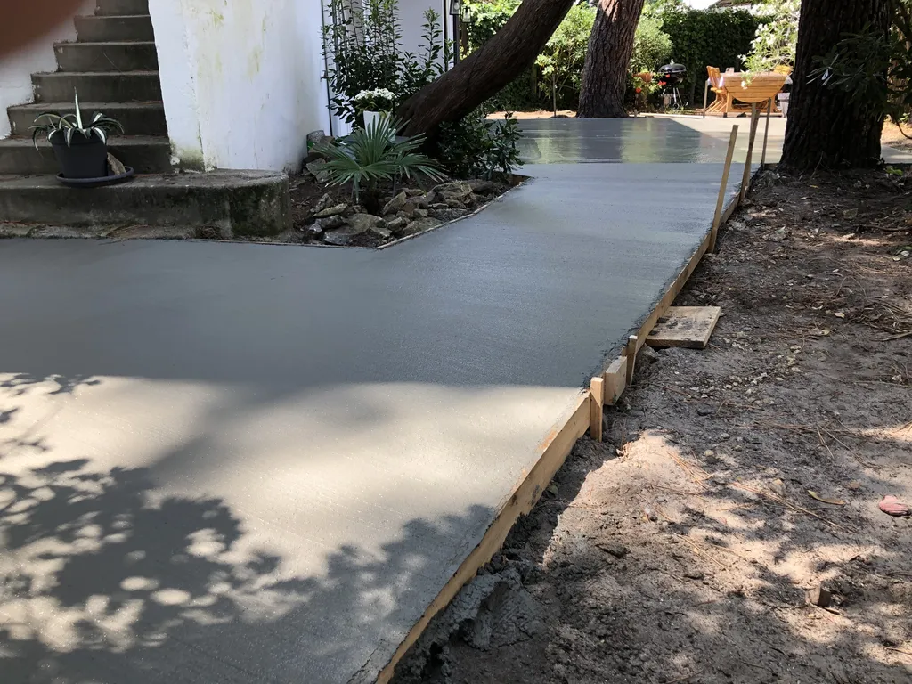 Réalisation d'un contour de maison en dalle coulé au béton armé sur la commune d'Arcachon