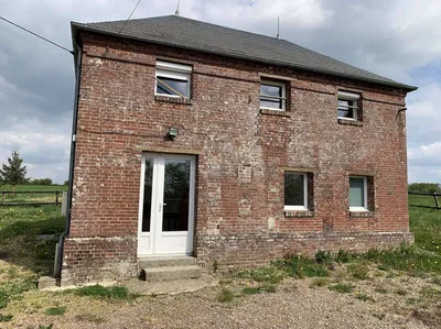 Vente d'une charmante maison en briques installée sur un terrain d'environ 2 500 m² avec dépendances, dans la région de Livarot 14140
