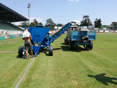 Fentes de suintement réseaux drainage terrain rugby naturel à Proximité Toulouse 