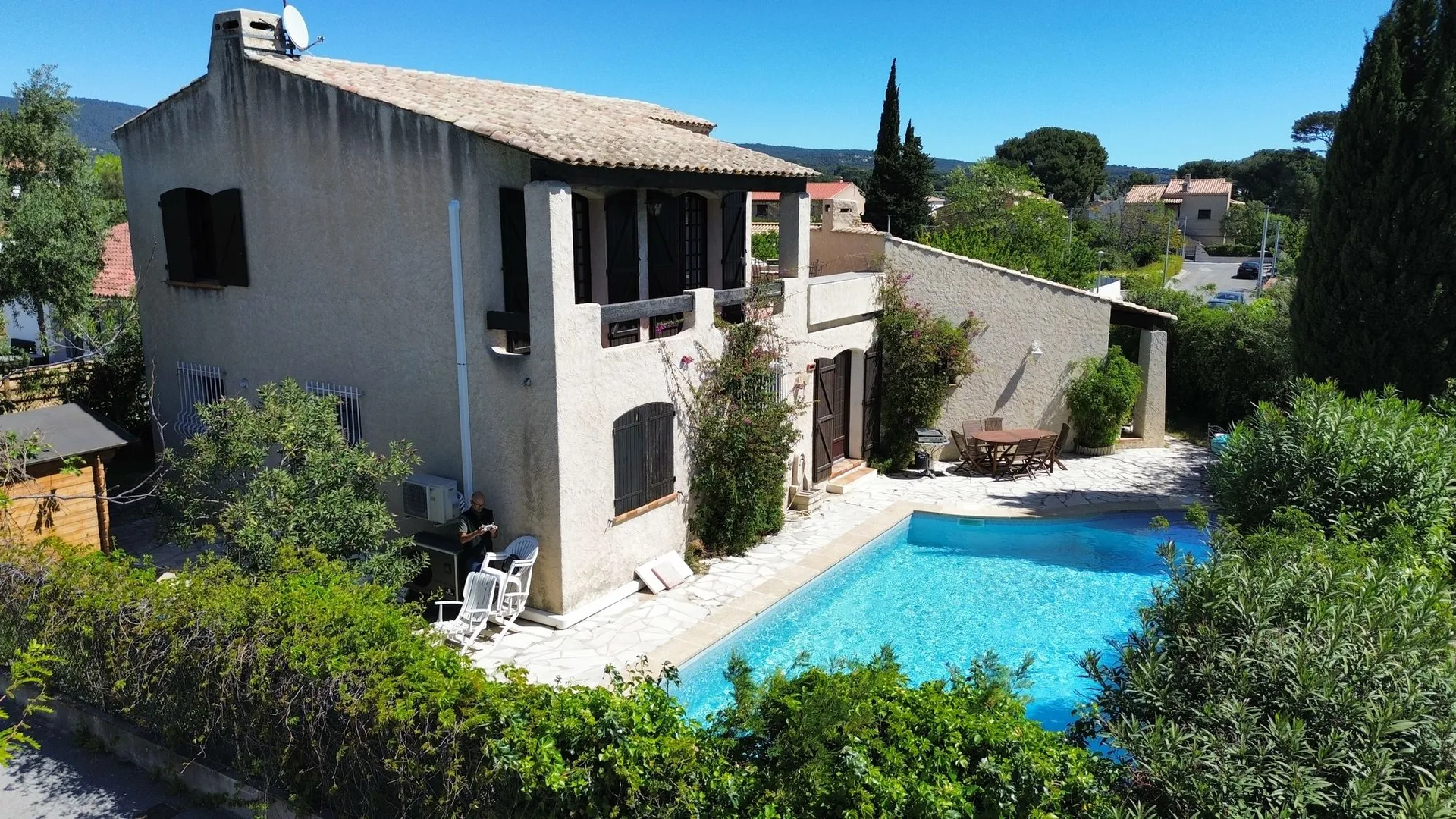 A vendre spacieuse villa avec 5 chambres et piscine, La Ciotat, quartier Nord, bénéficiant d'un accès rapide aux autoroutes