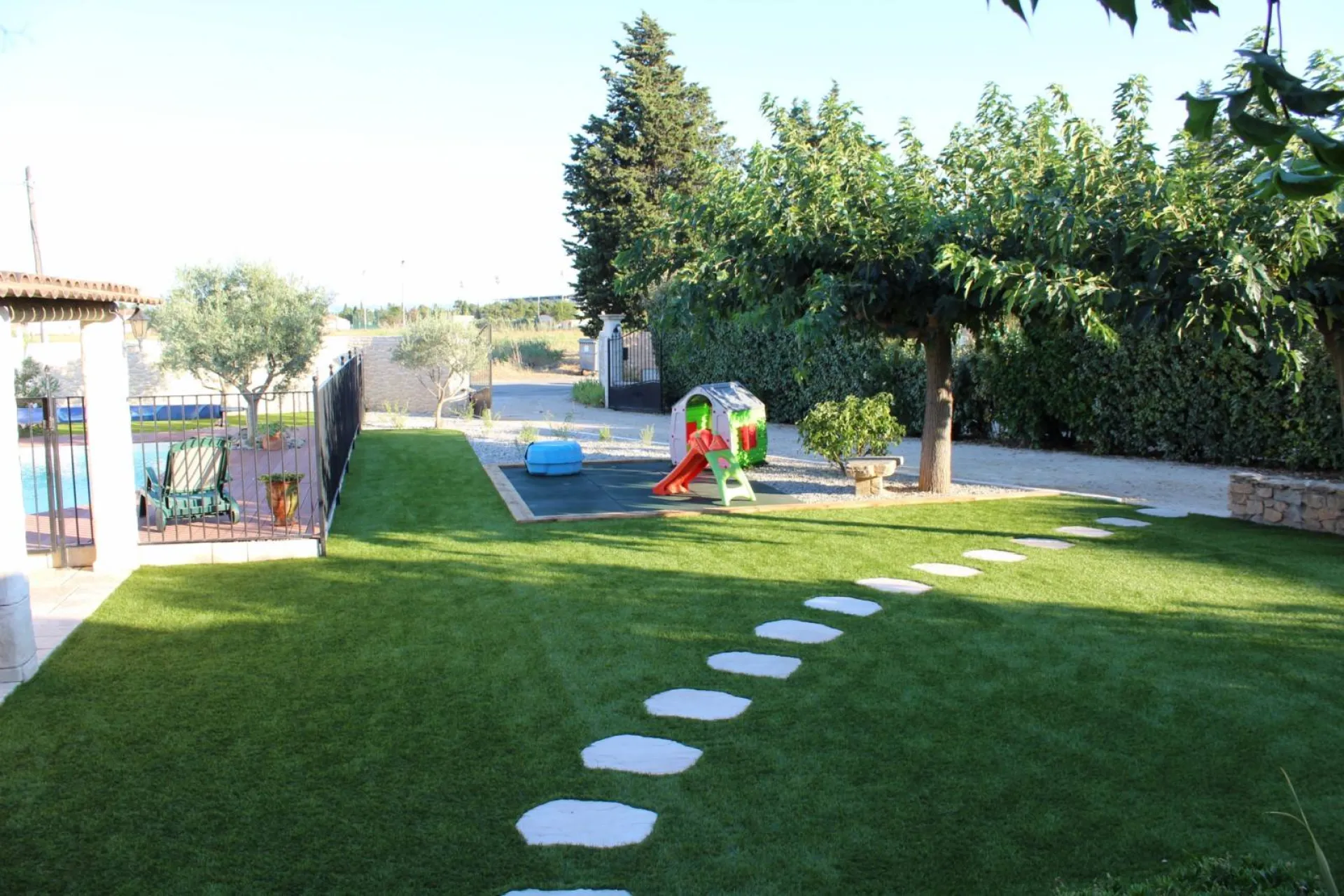 Pose de fausse pelouse dans un jardin de particulier  