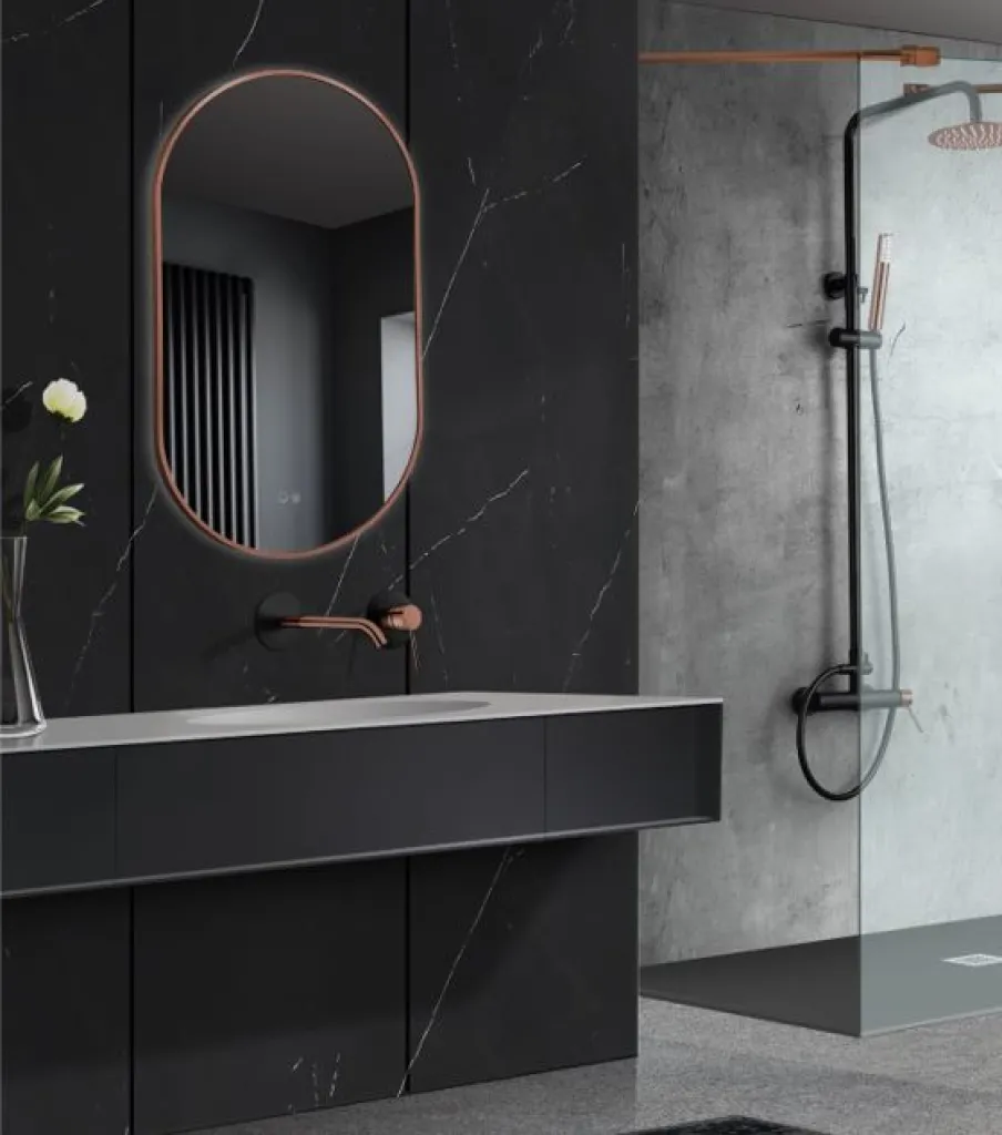 À Rouen rive droite, les finitions dorées du miroir TOKYO séduisent les amateurs de décoration design.