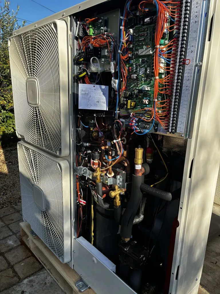 Mise en place d'une PAC A/E HITACHI monobloc RASM-4VR1E dans une villa à Aix-en-Provence par PROXICLIM