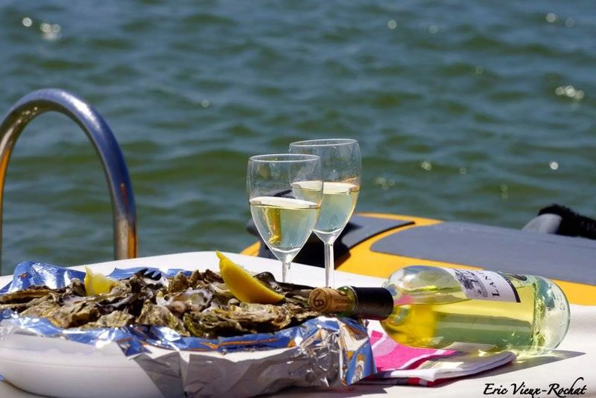 Dégustation d'huîtres et vin blanc à bord du bateau - EVJF 