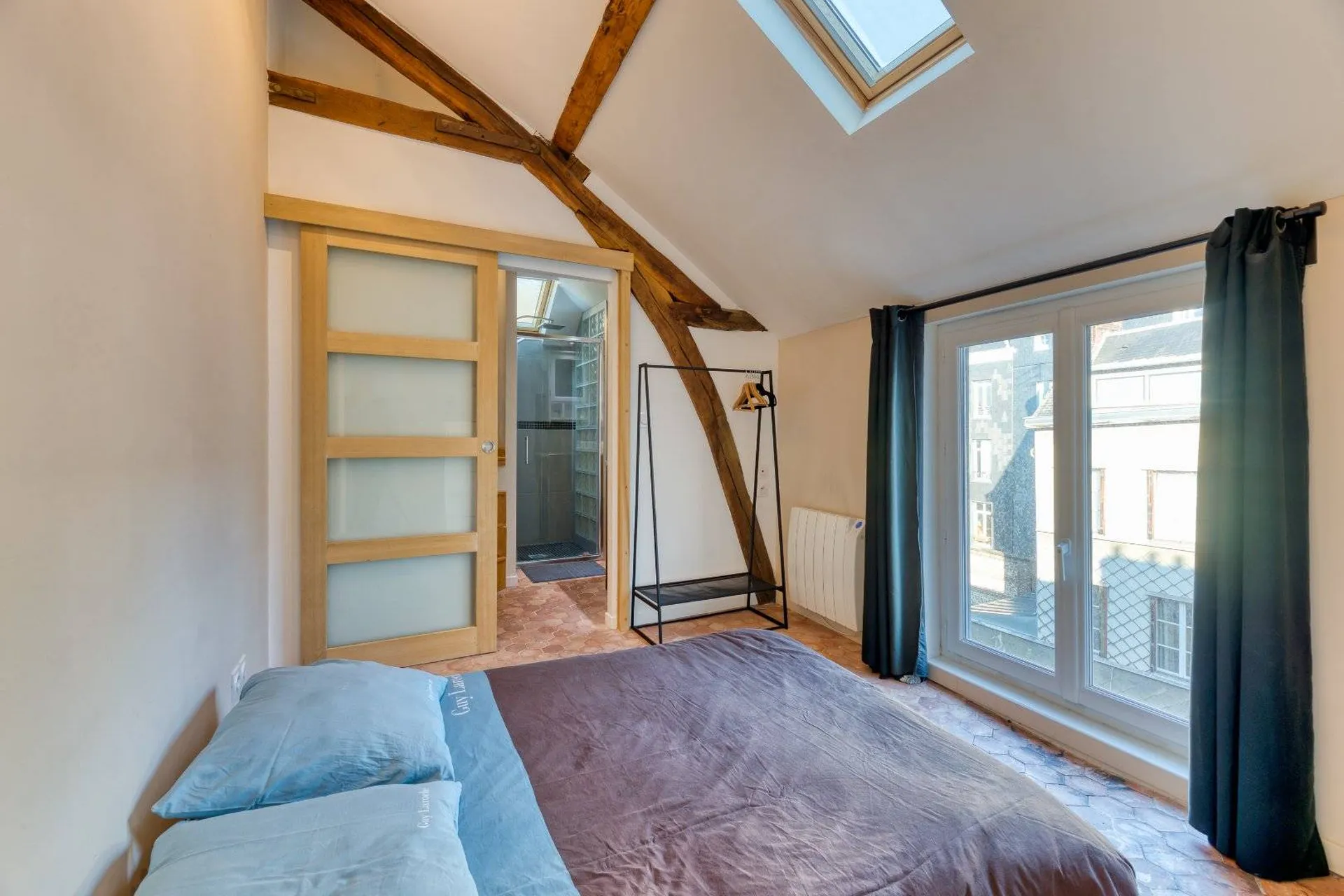 A vendre élégance sous les toits avec cette suite parentale pleine de charme