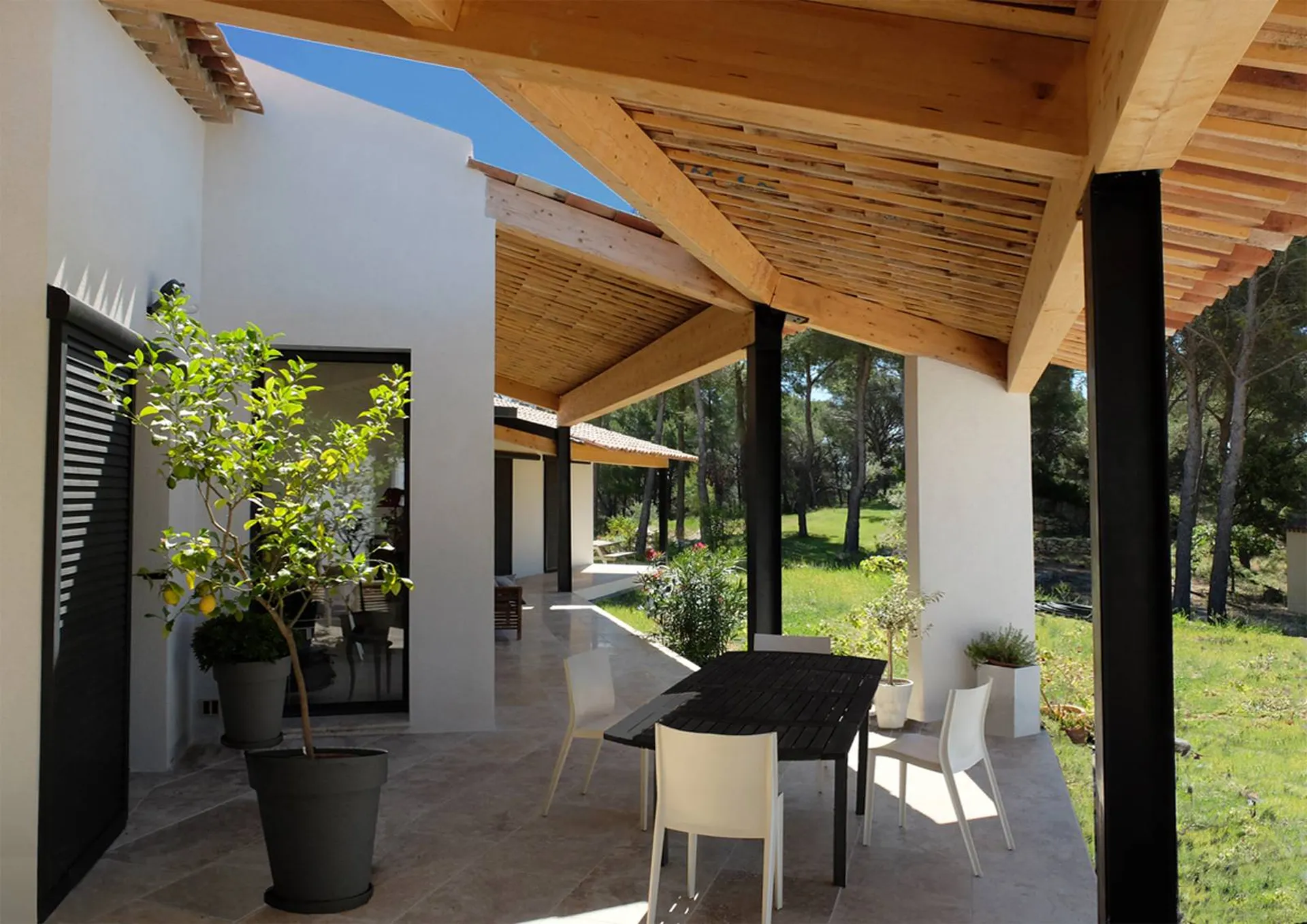 Construction d'une élégante maison de style moderne totalement atypique sur la commune de Ventabren dans les bouches du Rhones