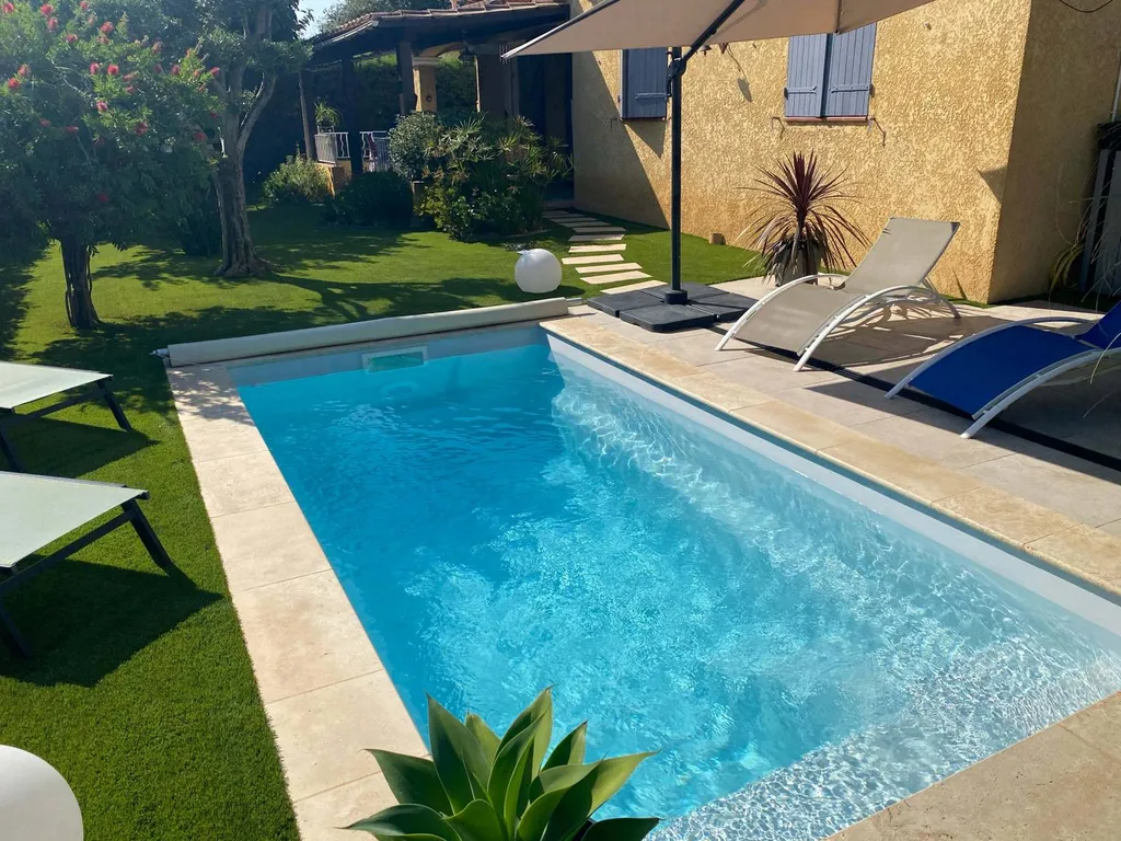 piscine coque moderne à La Londe les Maures