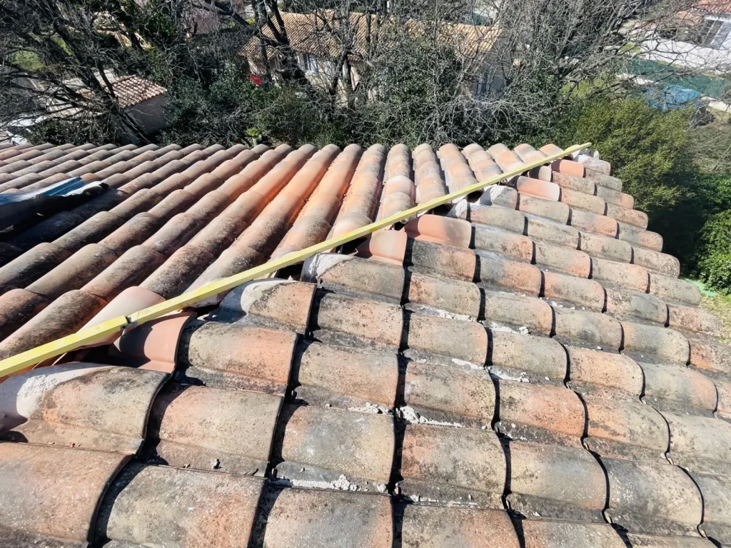 Rénovation d’une toiture de maison sur Faîtage et nettoyage de tuiles sur Fuveau 13710 près de Aix en Provence.