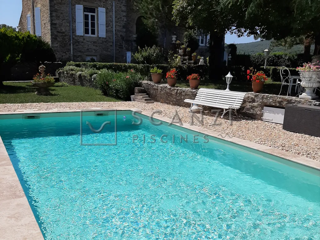 Influence du coloris sur la couleur de l’eau PVC armé piscine sable dans le Gard