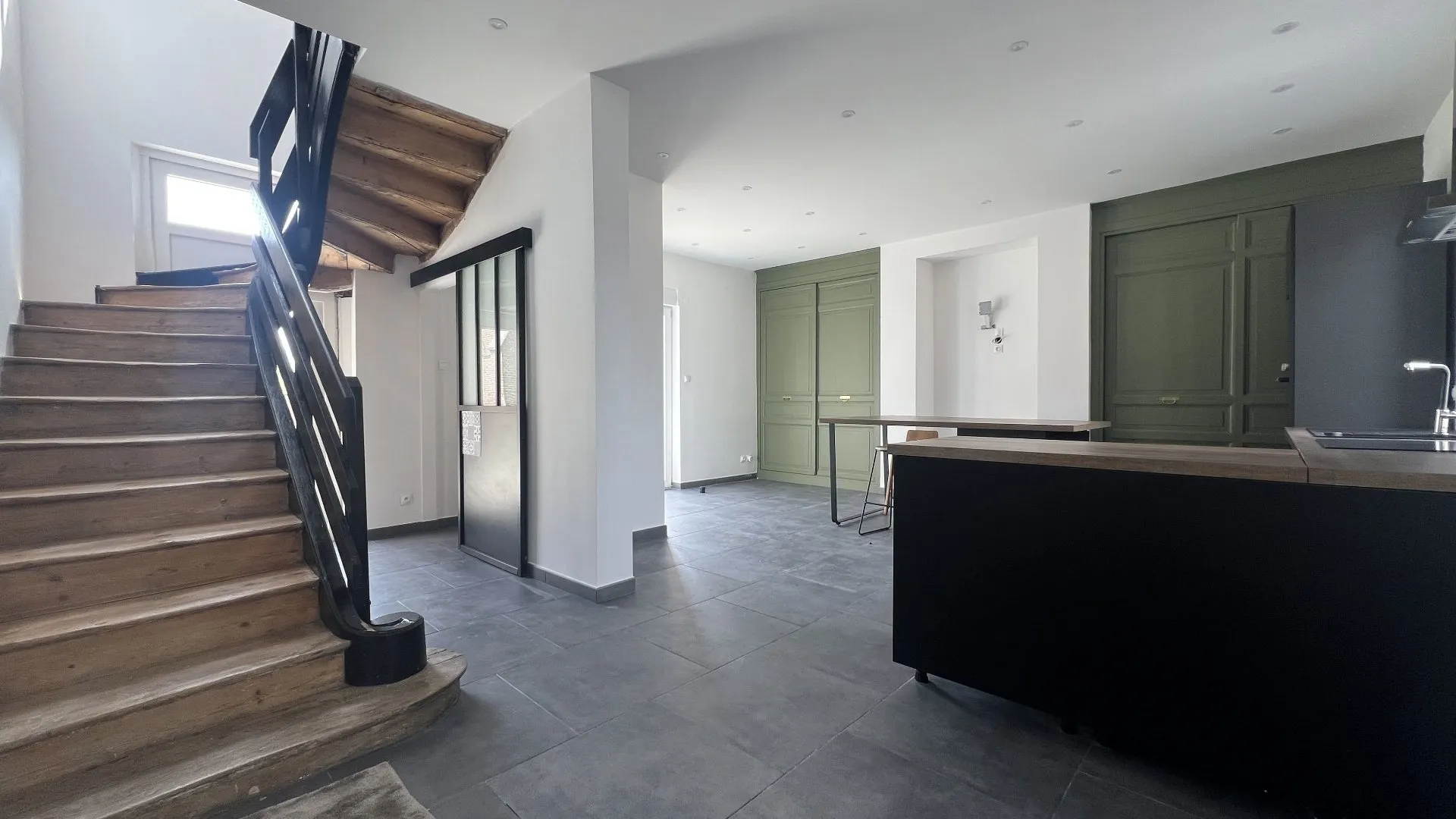 Ancien presbytère rénové 180m² avec 5 chambres, dépendances et maison annexe pour gîte, jardin clos, cachet et volumes, à proximité de Eu 76260