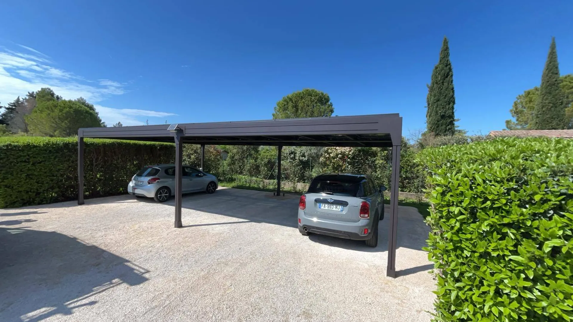 L'installation de carport photovoltaïque grand format pour quatre véhicules à Martigues réduit vos coûts de fonctionnement