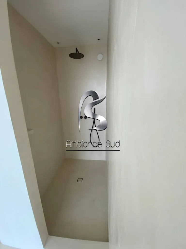 Recouvrir le carrelage d’une douche avec du béton ciré beige à Sanary sur Mer dans le Var