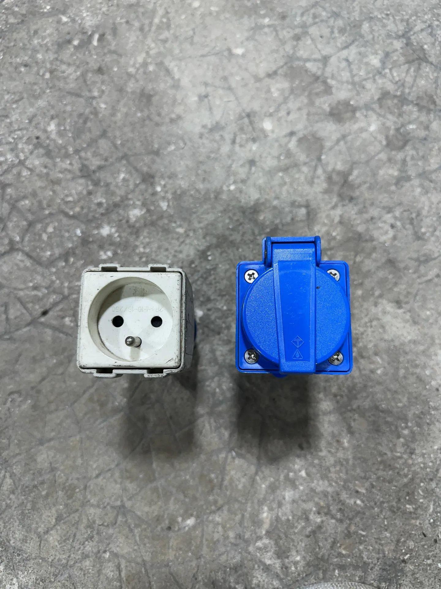 ADAPTATEUR P17 16MONO MALE AVEC UNE SORTIE PC 16MONO