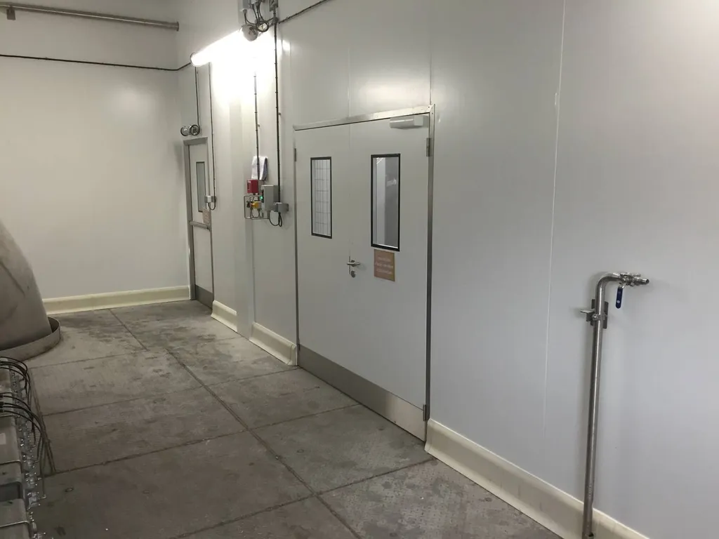 Pose de porte de service et plinthe béton polymère