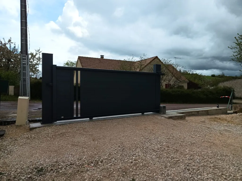 Installation d’un portail aluminium semi-ajouré motorisé à Bligny-sur-Ouche en Côte d'Or