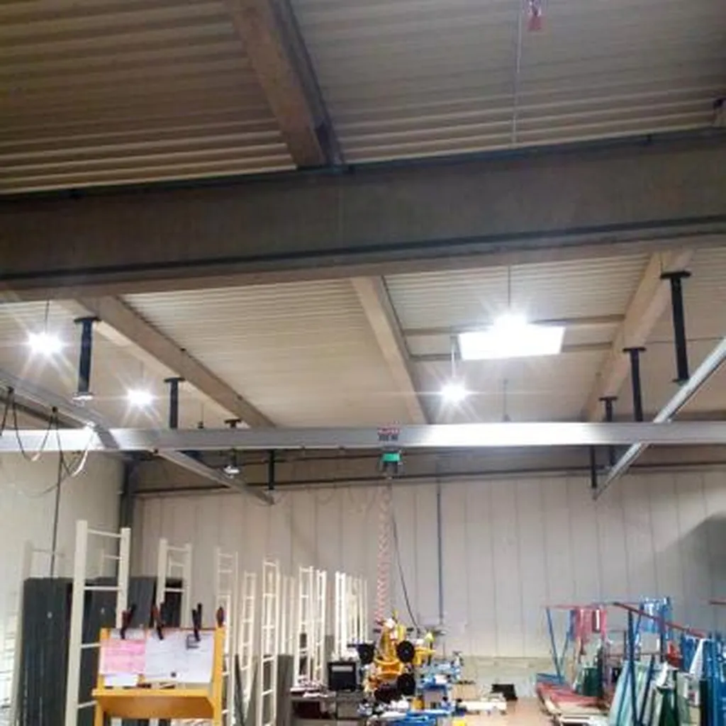 Pose d'une poutre aluminium avec porté à faux palan à chaîne électrique palonnier à ventouse à Lyon dans le Rhône