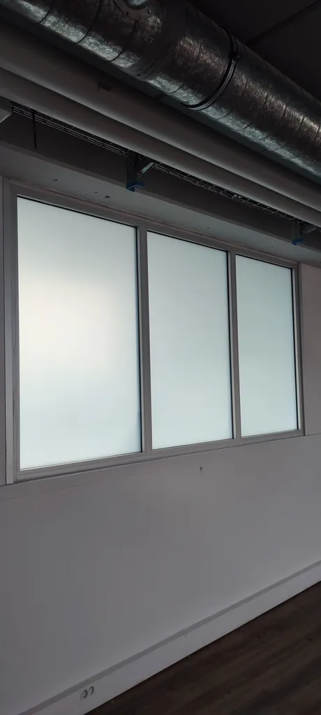  POSE DE FILMS OCCULTANT BLANC ANTI VIS A VIS  A MARIGNANE (13700) – Solution élégante pour préserver l’intimité des patients