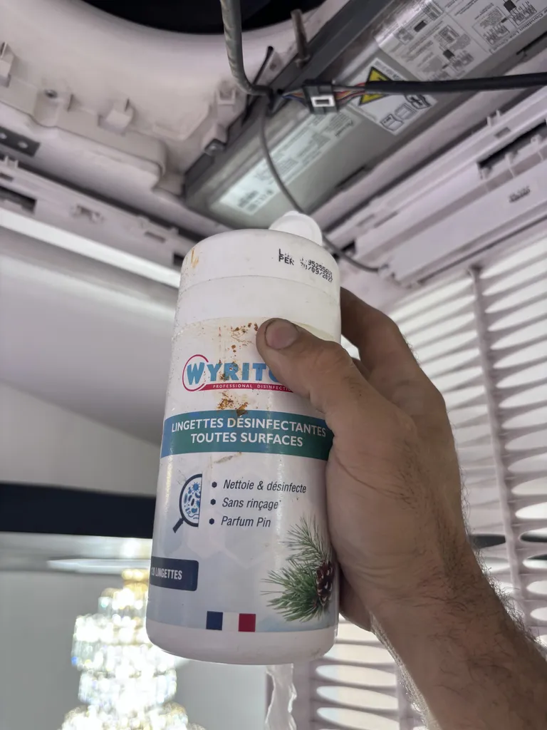 Entretien d’une climatisation Airwell à Gonesse : cassettes plafonnières d’une salle de mariage

