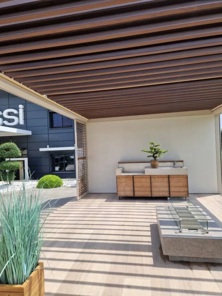 Notre pergola bioclimatique Camargue RENSON au sein du showroom ROSSI