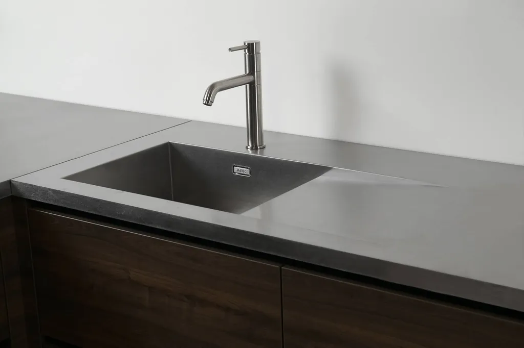 Égouttoir inox Flow avec évier Baronga dans plan de travail inox sur mesure