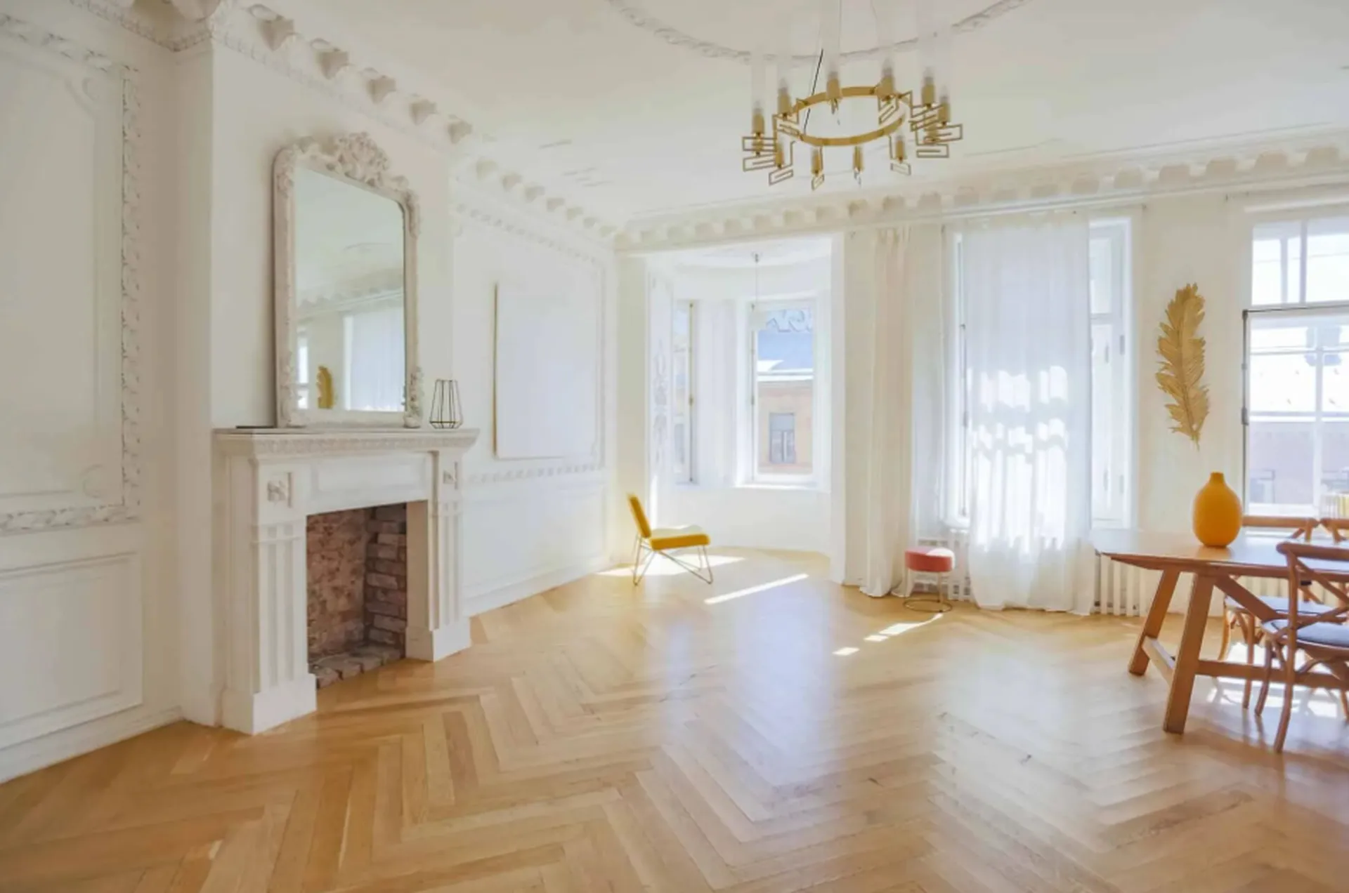 Séjour rénové avec cheminée, moulures et parquet en point de Hongrie à Paris 15e proche de Montrouge