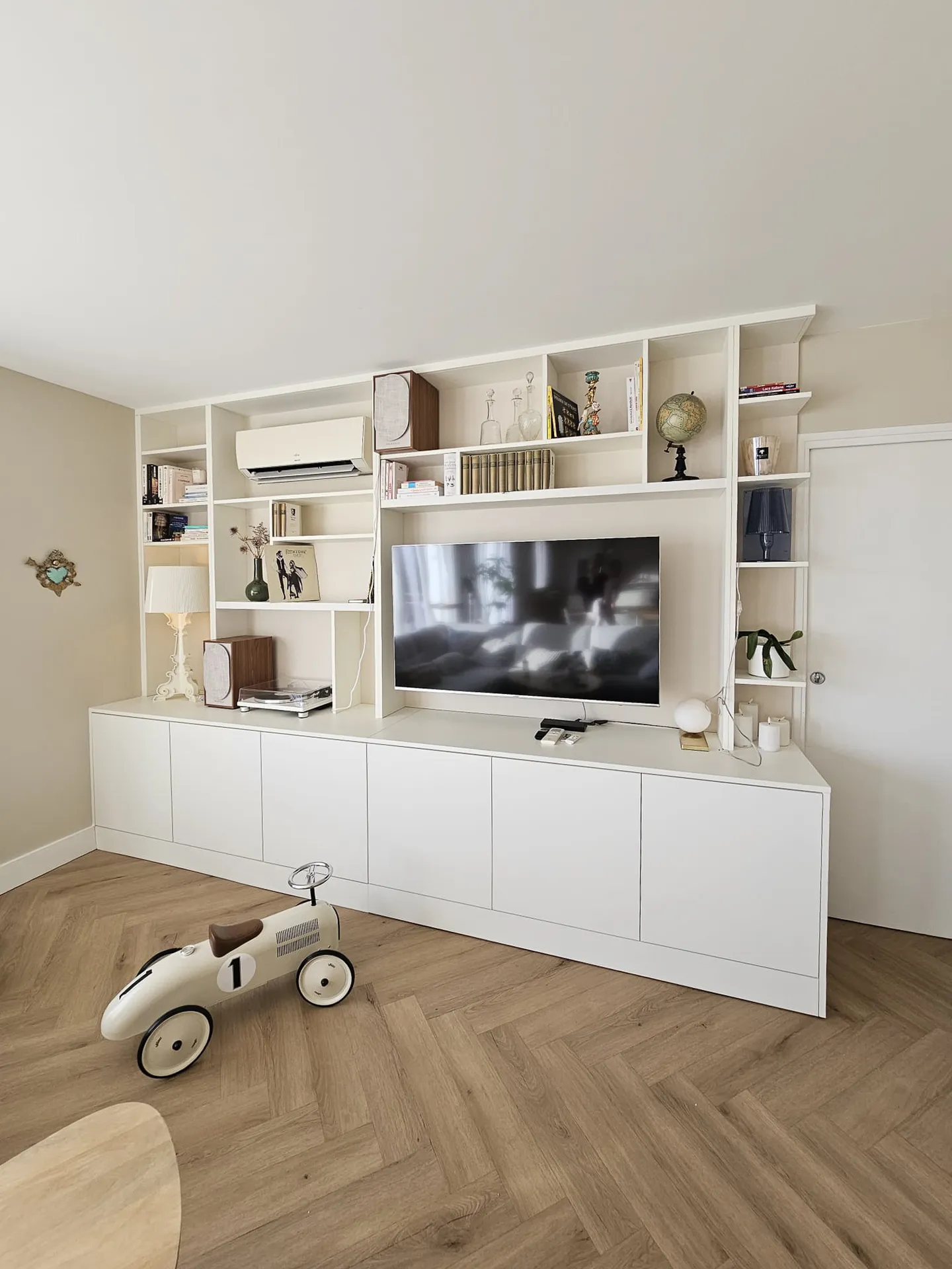 Agencement meuble TV sur mesure avec rangements intégrés et lignes épurées à Aubenas en Ardèche