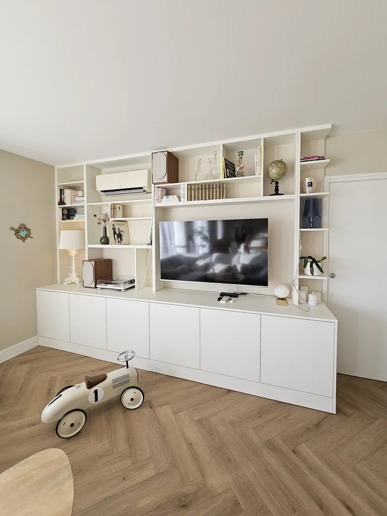 Agencement meuble TV sur mesure avec rangements intégrés et lignes épurées à Aubenas en Ardèche