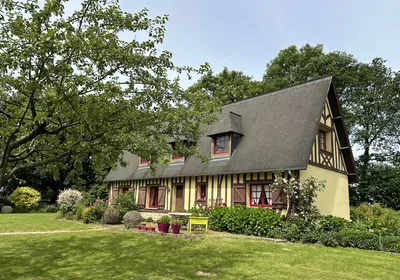 À vendre charmante longère à colombages – Située sur la commune de Terres de Caux, offrant un cadre paisible et authentique.