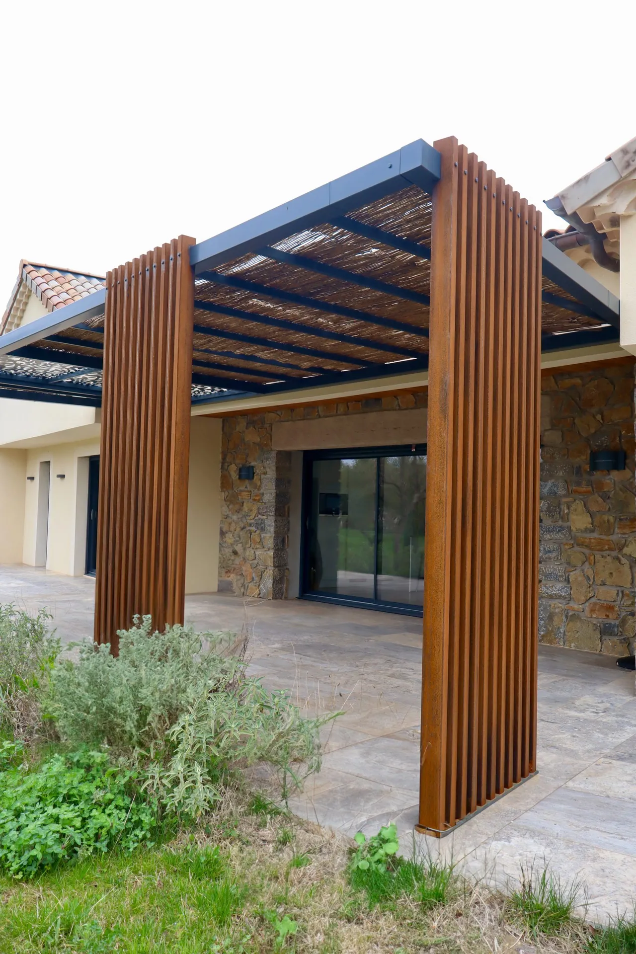 Pergola en fer effet rouille pour terrasse contemporaine réalisée par Willy Menuiserie