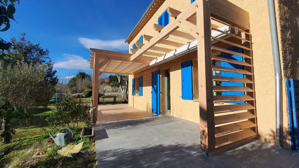 Vente de stores sur mesure pour pergola en bois à Fréjus