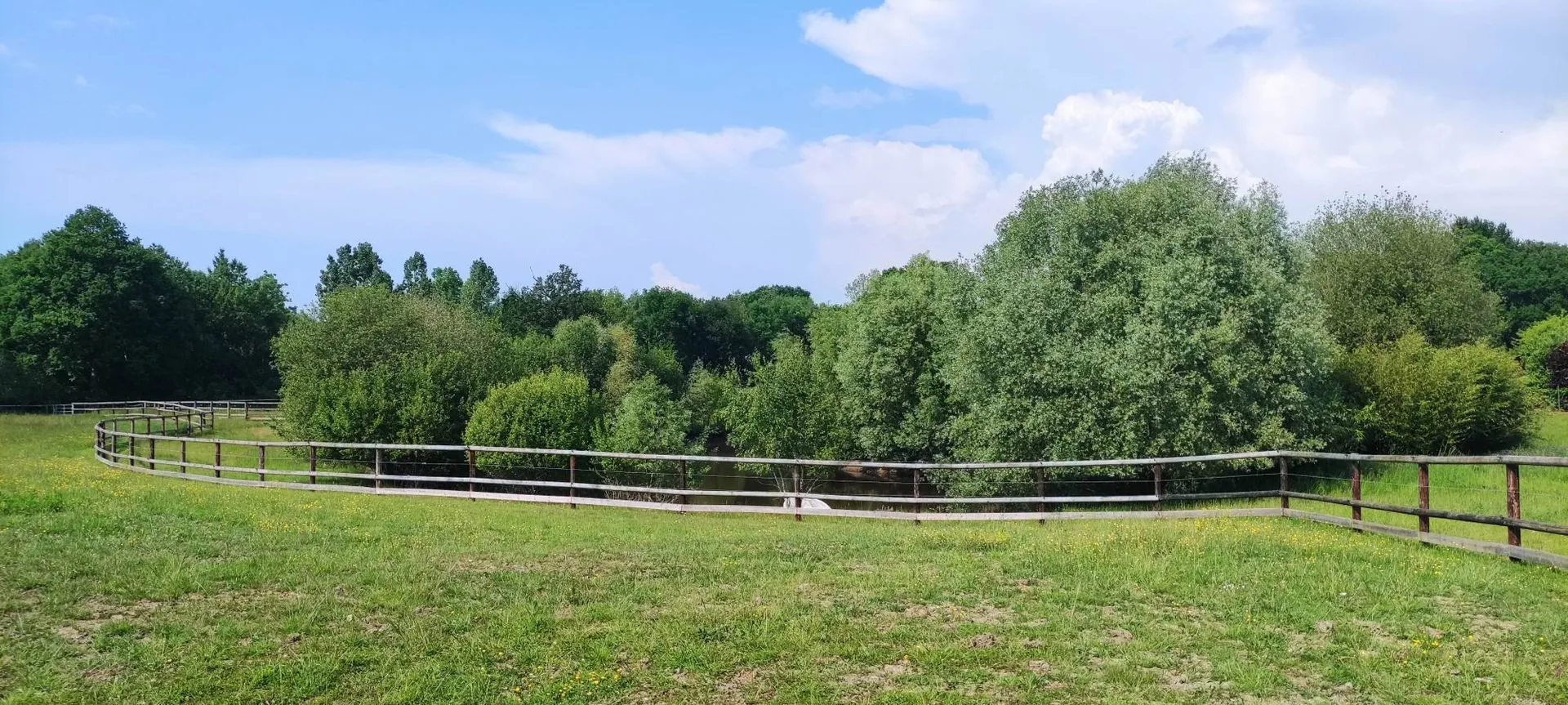 En vente, à 5 minutes de la gare de MEZIDON-CANON (14270) et à 30 minutes de CAEN (14000) et de CABOURG (14390), propriété équestre de caractère avec forage, paddocks, hangar et maison familiale.