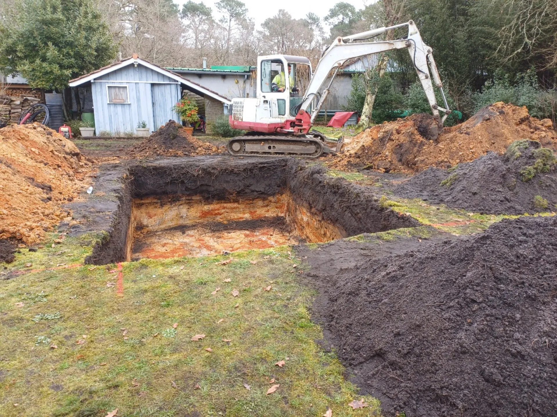 Terrassement trou pour la construction d'une piscine à Cestas