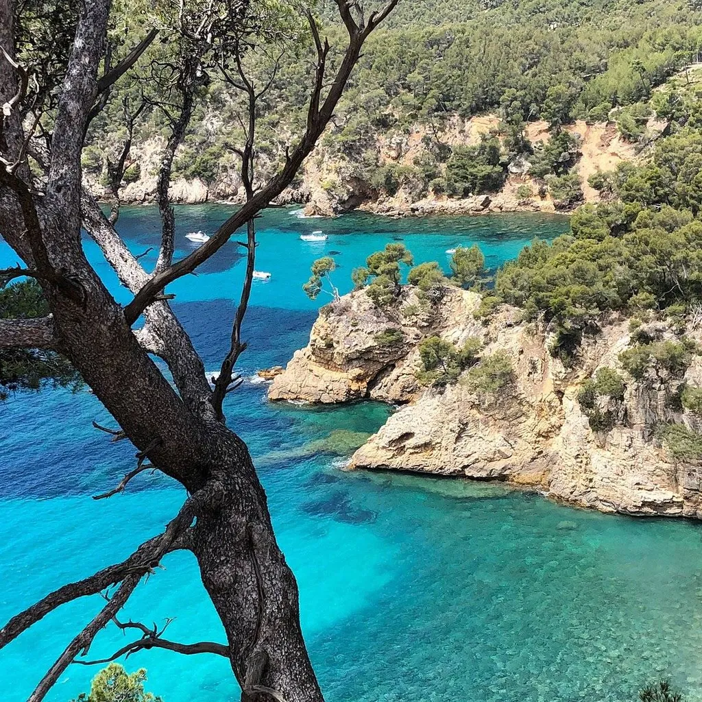 Îles et calanques du Var accessibles en bateau privé