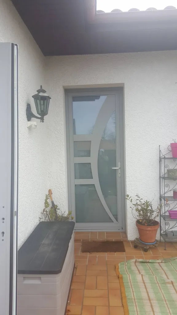 Porte d'entrée aluminium sécurisée 5 points fabriquée sur mesure et posée à MARTIGNAS SUR JALLE proche Saint Jean d'Illac