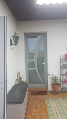 Porte d'entrée aluminium sécurisée 5 points fabriquée sur mesure et posée à MARTIGNAS SUR JALLE proche Saint Jean d'Illac